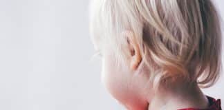 Criança autista passa duas semanas sozinha com o corpo da mãe que faleceu Criança autista passa duas semanas sozinha com o corpo da mãe que faleceu