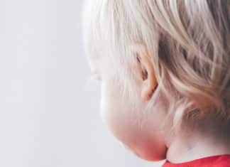 Criança autista passa duas semanas sozinha com o corpo da mãe que faleceu