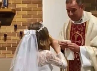 Em sua primeira comunhão, garotinha dá “golão” em vinho e diverte Igreja. Assista!