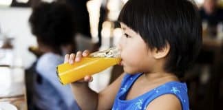 Garotinho passa 66 dias sozinho após pais ficarem presos em lockdown em outra cidade