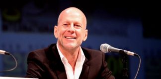 Bruce Willis é fotografado pela primeira vez depois de anunciar doença e aposentadoria