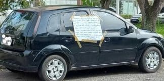 Esposa traída deixa bilhete com conselho em carro do marido: ‘Respeite ela’