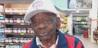 Idoso de 104 anos trabalha com carteira assinada em supermercado de MG