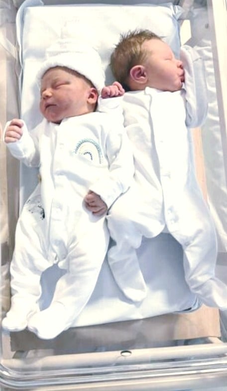 contioutra.com - Irmãos dão as boas-vindas aos primogênitos exatamente no mesmo dia