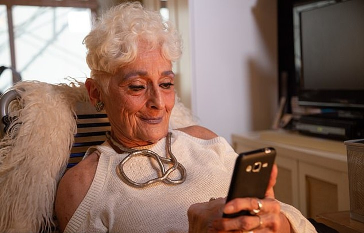 contioutra.com - Mulher de 85 anos adepta do Tinder ignora julgamentos: "Faço amor com muitos homens”