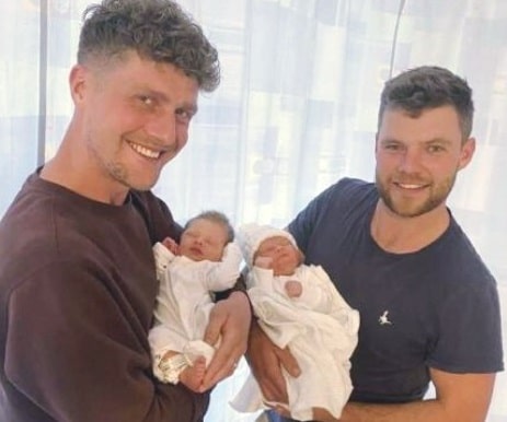 contioutra.com - Irmãos dão as boas-vindas aos primogênitos exatamente no mesmo dia