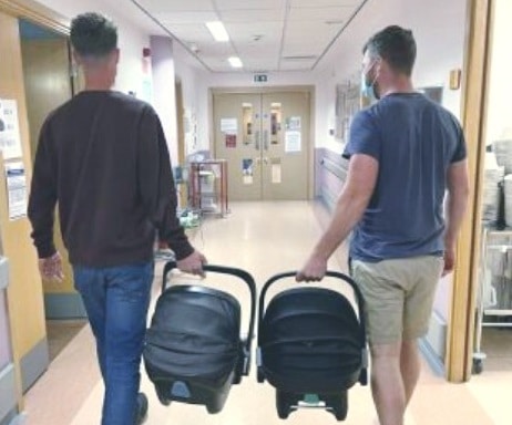 contioutra.com - Irmãos dão as boas-vindas aos primogênitos exatamente no mesmo dia