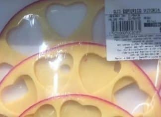 Mercado causa indignação por vender 3 fatias de queijo com furos a quase R$ 10