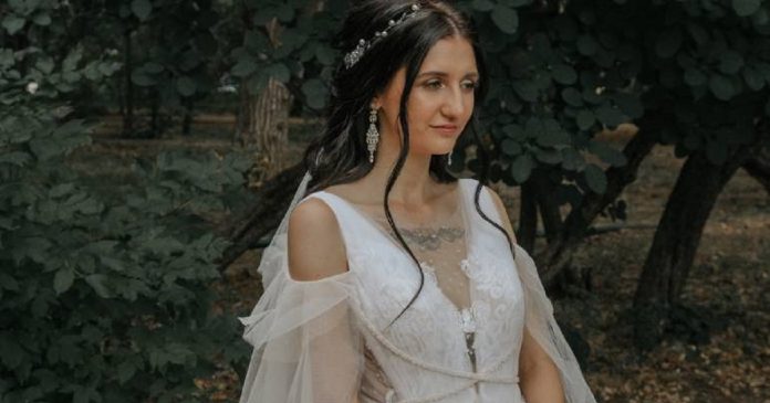 Noiva expulsa melhor amiga do casamento por usar vestido branco e véu