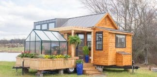 Pequena casa sobre rodas vem equipada com estufa e varanda; o interior é adorável!