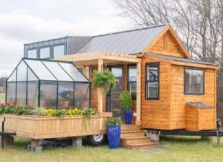 Pequena casa sobre rodas vem equipada com estufa e varanda; o interior é adorável!