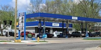 Mulher ganha R$ 20 milhões na loteria depois de ouvir previsão de estranho em um posto de gasolina Mulher ganha R$ 20 milhões na loteria depois de ouvir previsão de estranho em um posto de gasolina