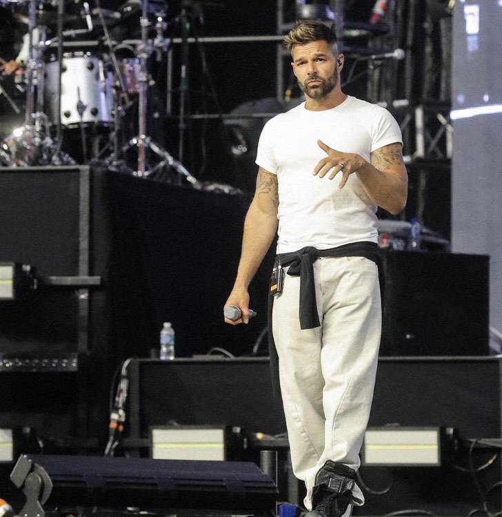 contioutra.com - "Ser gay não é algo que ´se pega´“: Ricky Martin defendeu o beijo lésbico em Lightyear