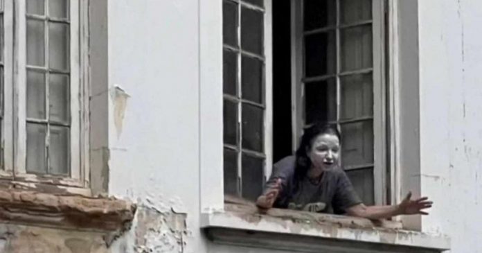 Saiba por que a “mulher da casa abandonada” pinta o rosto de branco