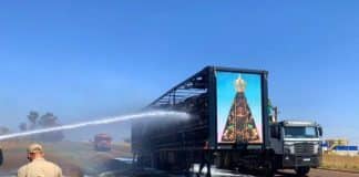 Imagem de Nossa Senhora Aparecida fica intacta após fogo destruir carreta; veja fotos