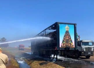 Imagem de Nossa Senhora Aparecida fica intacta após fogo destruir carreta; veja fotos