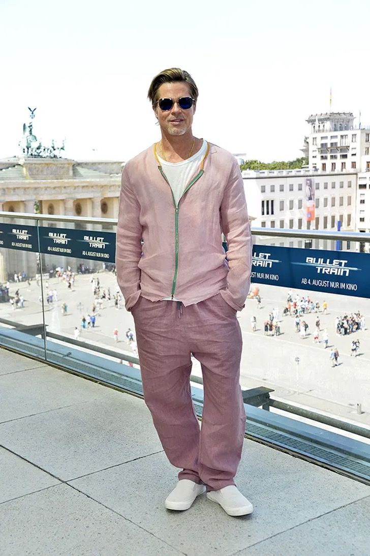 contioutra.com - Brad Pitt surpreendeu ao chegar para estreia de seu novo filme vestindo camisa rosa e saia: roupa não tem gênero
