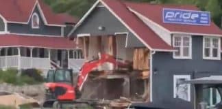 Depois de ser demitido, operário se vinga derrubando casas de luxo que ele tinha construído Depois de ser demitido, operário se vinga derrubando casas de luxo que ele tinha construído