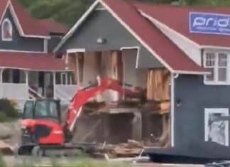 Depois de ser demitido, operário se vinga derrubando casas de luxo que ele tinha construído