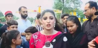 Jornalista perde a cabeça e, na frente das câmeras, dá tapa em adolescente durante transmissão Jornalista perde a cabeça e, na frente das câmeras, dá tapa em adolescente durante transmissão