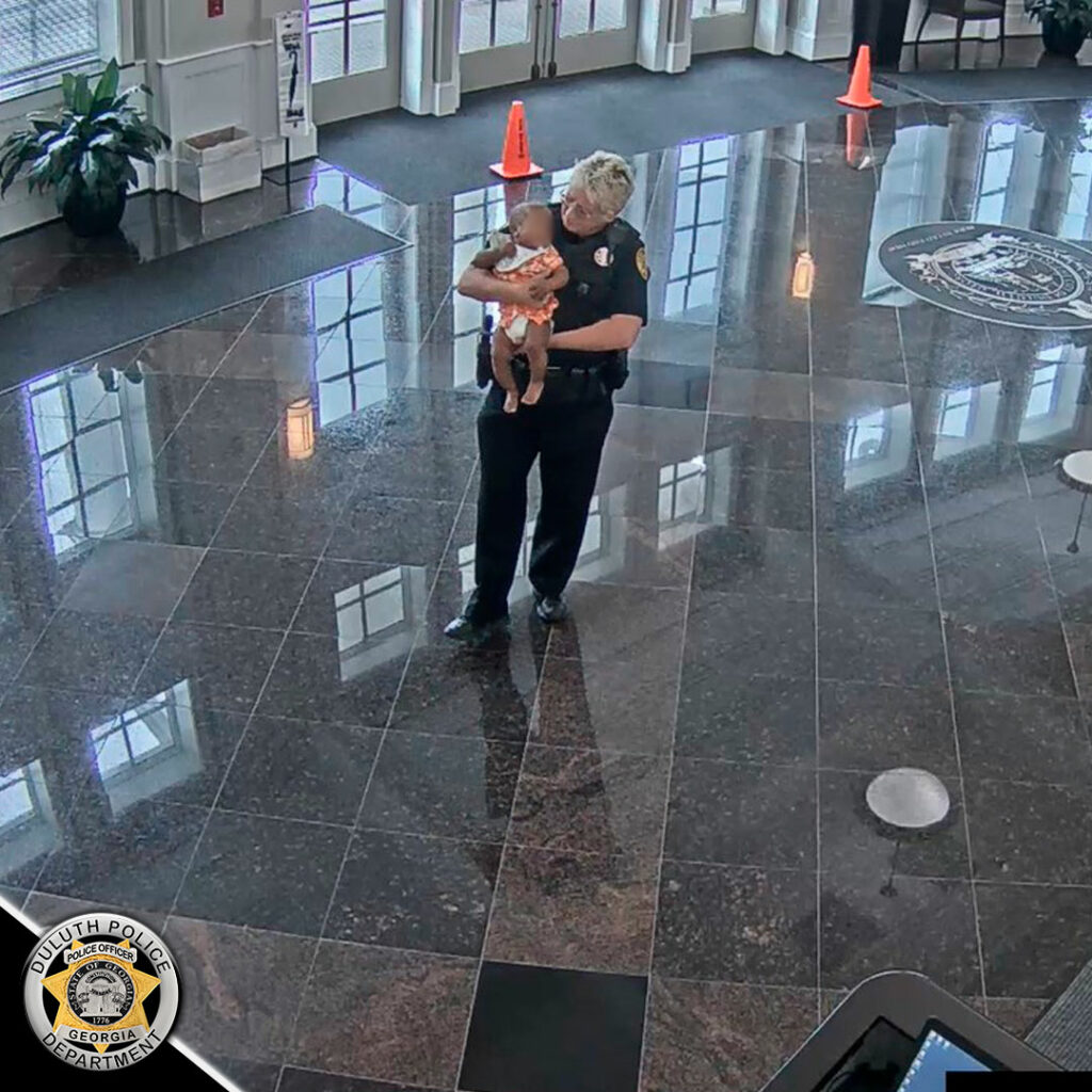 contioutra.com - Policial se oferece para carregar bebê para que mãe consiga arrumar um emprego