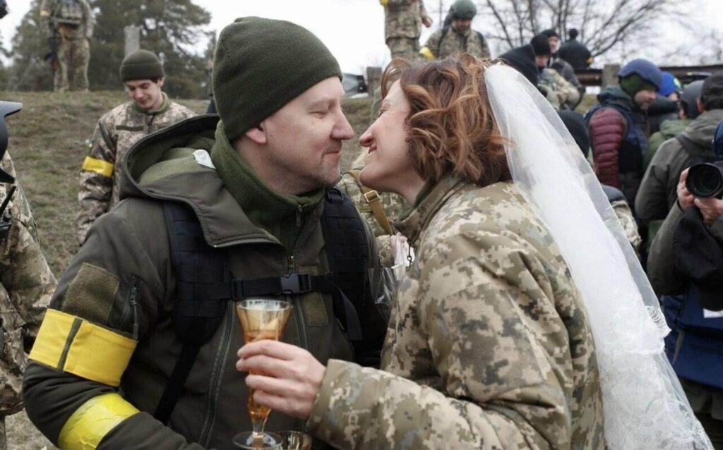 contioutra.com - Soldados ucranianos se casam de improviso: “Quem sabe o que vai acontecer amanhã?”
