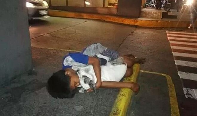 contioutra.com - Imagens de garotinho dormindo na rua abraçado a cachorro comovem a web
