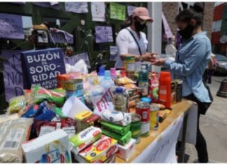Alunos arrecadam alimentos para professora agredida