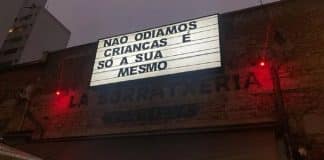 Bar de SP causa revolta ao instalar placa que diz: ‘Não odiamos crianças, é só a sua mesmo’