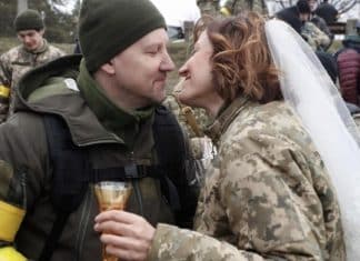 Soldados ucranianos se casam de improviso: “Quem sabe o que vai acontecer amanhã?”