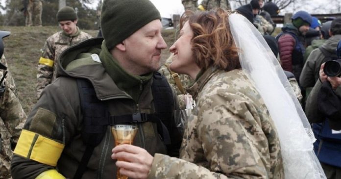 Soldados ucranianos se casam de improviso: “Quem sabe o que vai acontecer amanhã?”
