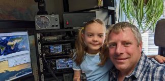 Menina de 8 anos conversa com astronauta em órbita usando o rádio amador do pai