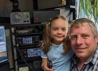 Menina de 8 anos conversa com astronauta em órbita usando o rádio amador do pai