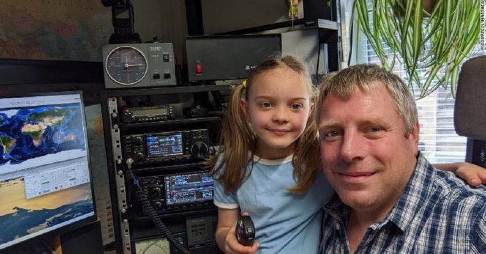 Menina de 8 anos conversa com astronauta em órbita usando o rádio amador do pai
