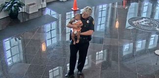 Policial se oferece para carregar bebê para que mãe consiga arrumar um emprego