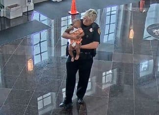 Policial se oferece para carregar bebê para que mãe consiga arrumar um emprego