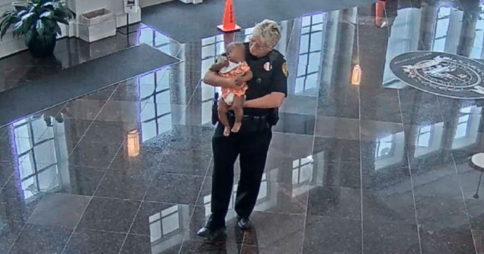 Policial se oferece para carregar bebê para que mãe consiga arrumar um emprego