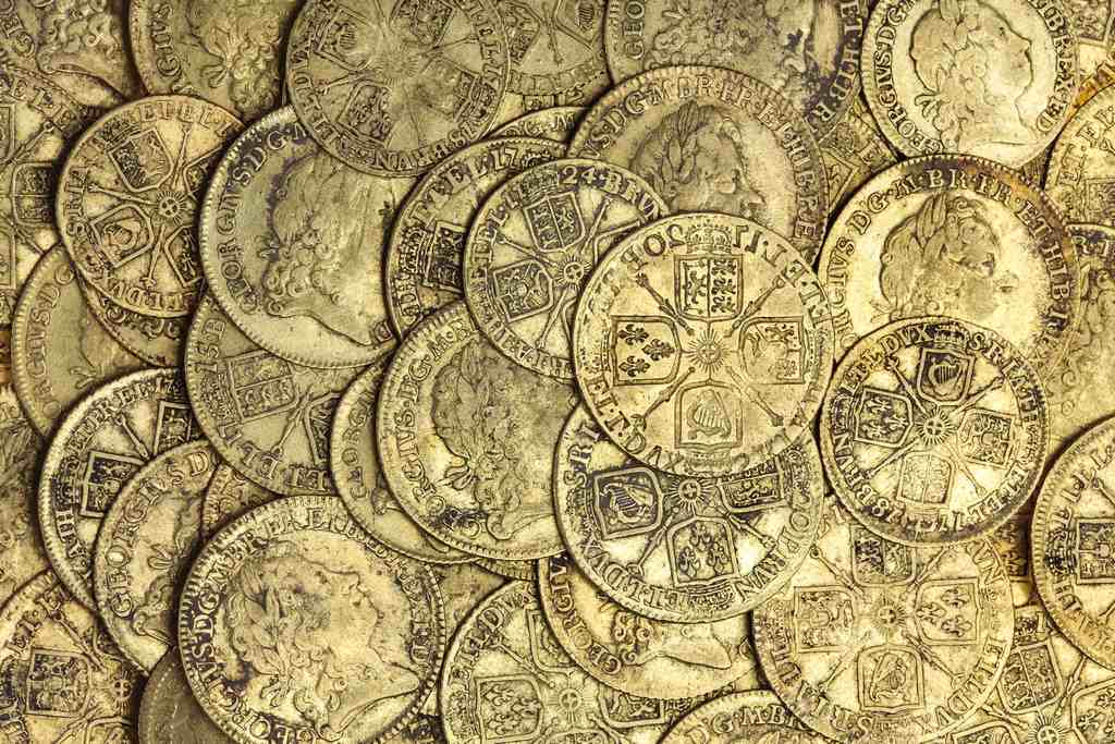 contioutra.com - Casal encontra moedas de 400 anos enterradas em sua casa; os itens valem quase R$1.5 milhão