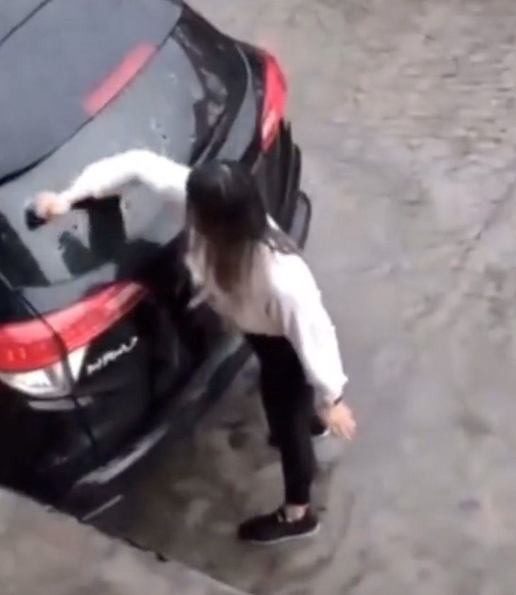 contioutra.com - Vídeo: Mulher traída se vinga destruindo o carro do marido