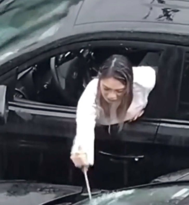 contioutra.com - Vídeo: Mulher traída se vinga destruindo o carro do marido