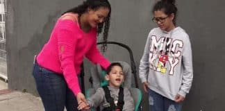 Mãe de criança com deficiência tem carro devolvido por ladrão com pedido de desculpas