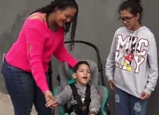 Mãe de criança com deficiência tem carro devolvido por ladrão com pedido de desculpas