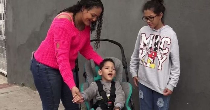 Mãe de criança com deficiência tem carro devolvido por ladrão com pedido de desculpas
