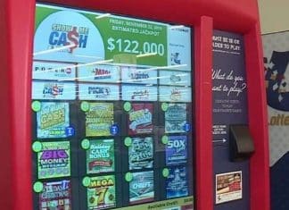 Mulher encontra bilhete de loteria jogado no lixo e ganha prêmio de R$ 5 milhões