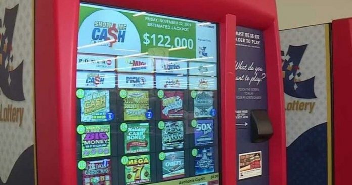 Mulher encontra bilhete de loteria jogado no lixo e ganha prêmio de R$ 5 milhões