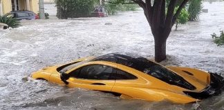 Homem ostenta supercarro de R$ 10 milhões, e veículo é engolido por enchente