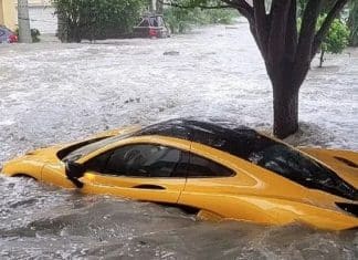 Homem ostenta supercarro de R$ 10 milhões, e veículo é engolido por enchente