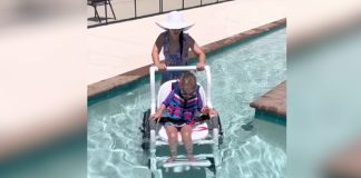 Menina com deficiência aproveita piscina acessível pela primeira vez; o verão é para todos!