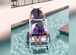 Menina com deficiência aproveita piscina acessível pela primeira vez; o verão é para todos!