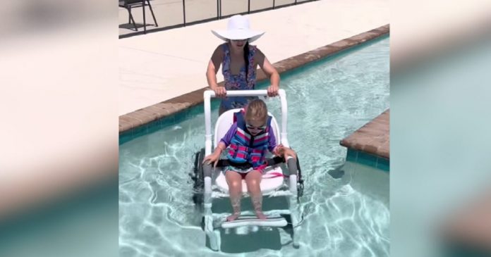 Menina com deficiência aproveita piscina acessível pela primeira vez; o verão é para todos!